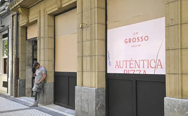 Imagen principal - El local de la calle Garibai de Donostia durante las reformas y uno de los establecimientos de la cadena. 