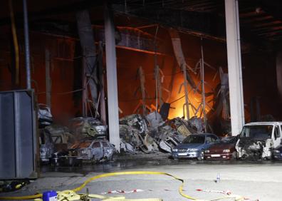 Imagen secundaria 1 - El incendio ha dejado visibles daños materiales.
