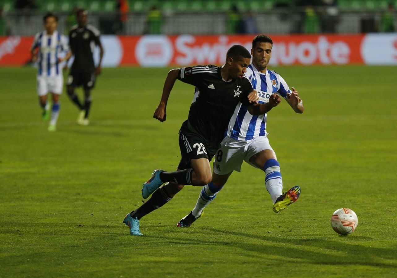 La Real Sociedad plantea un partido muy inteligente para romper las marcas al hombre del Sheriff y resolver con tantos de Silva y Aritz. 