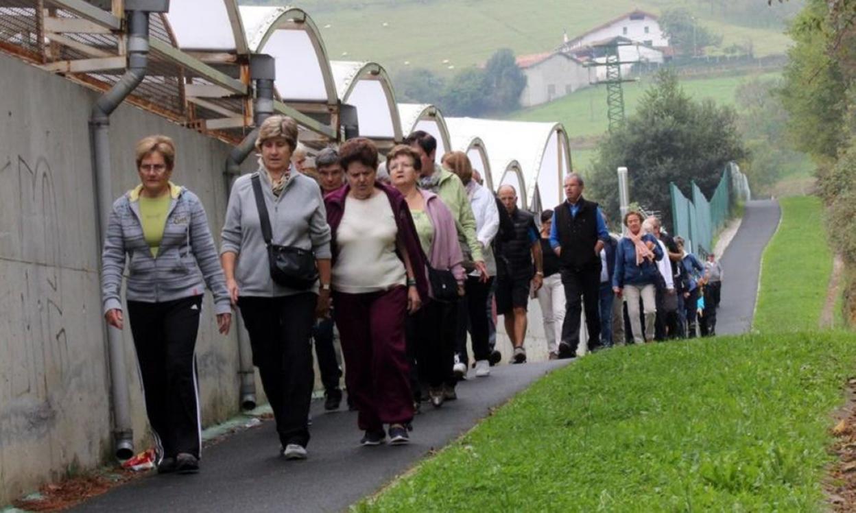 Participantes en el programa Elgoibar Sasoian pasean por la pista que rodea a la zona deportiva de Mintxeta.