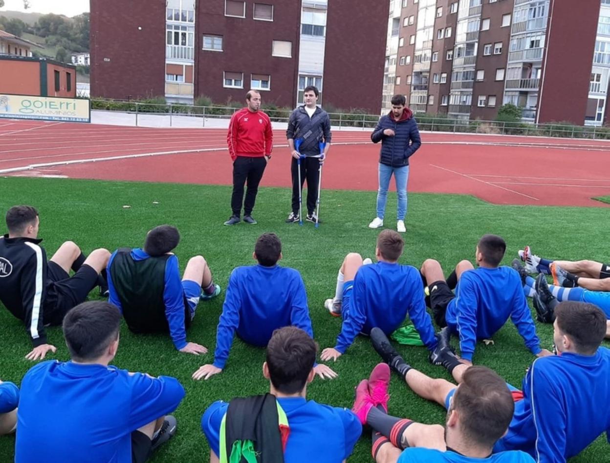 Iker Plazaola habló con los futbolistas sobre su enfermedad. 