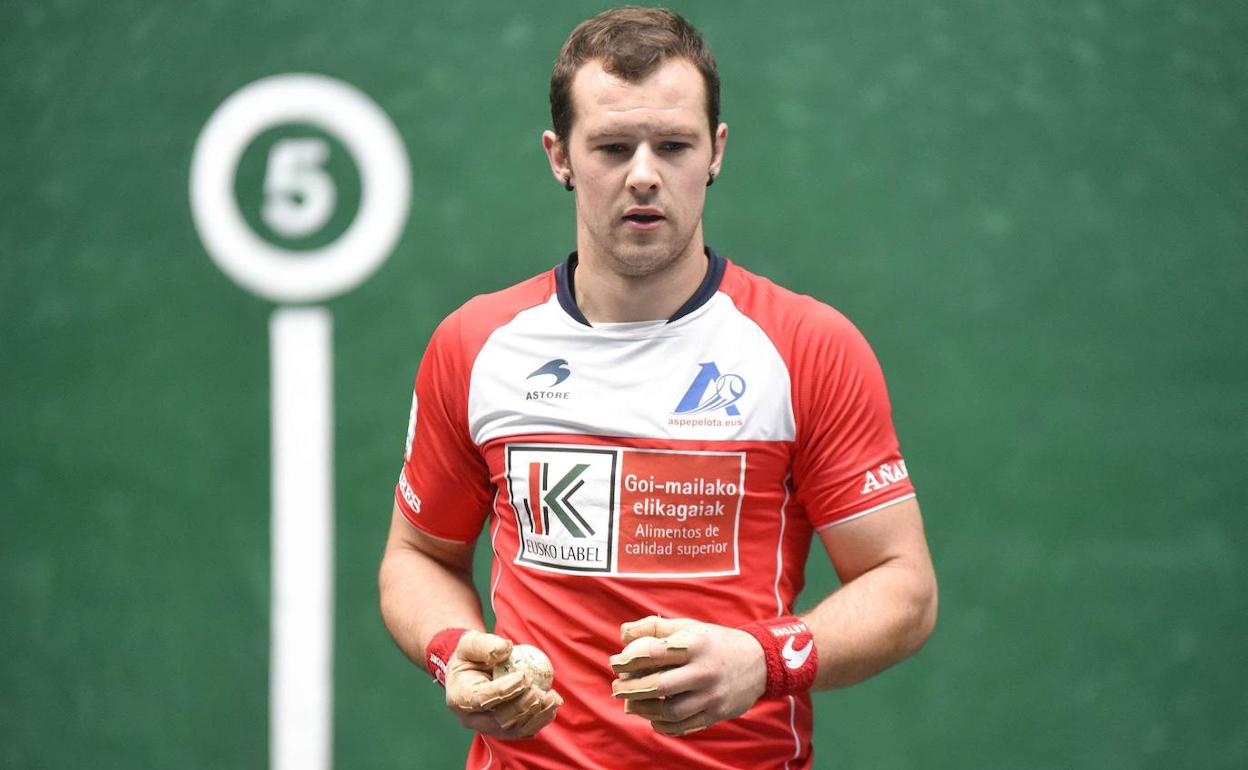 Aitor Elordi, durante una elección del material. 