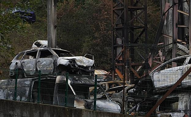 Imagen principal - Incendio en Astigarraga: «Escuchamos fuertes explosiones y dimos la voz de alarma»