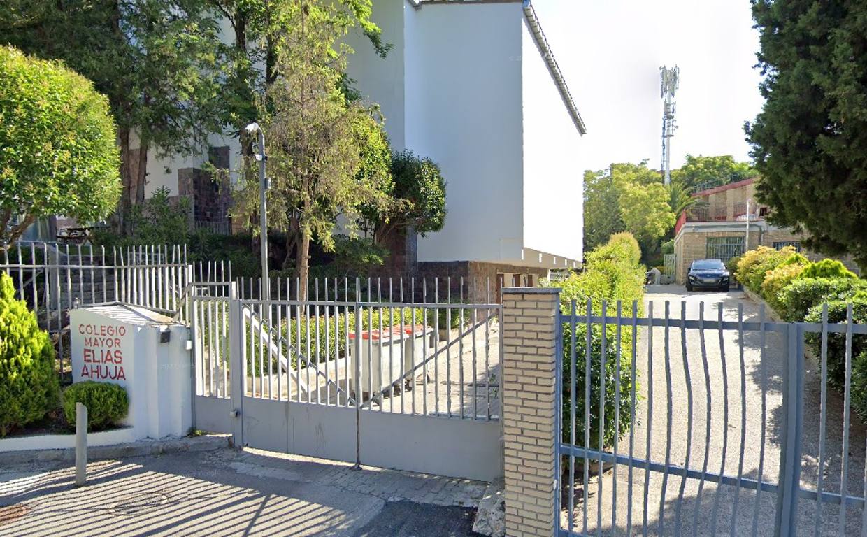 Entrada principal al Colegio Mayor Elías Ahuja.