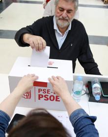 Imagen secundaria 2 - Ernesto Gasco, Rafaela Romero y Jesús Eguiguren, votan en las primarias del PSE de Donostia.