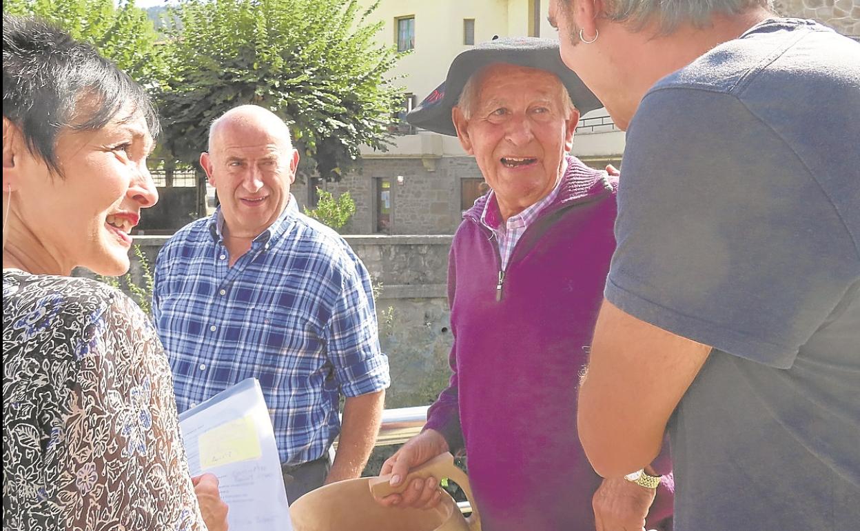 Pascual López de Uralde, de Larreako Gazta, recibe el Kaiku del Concurso de Queso de Pastor. 