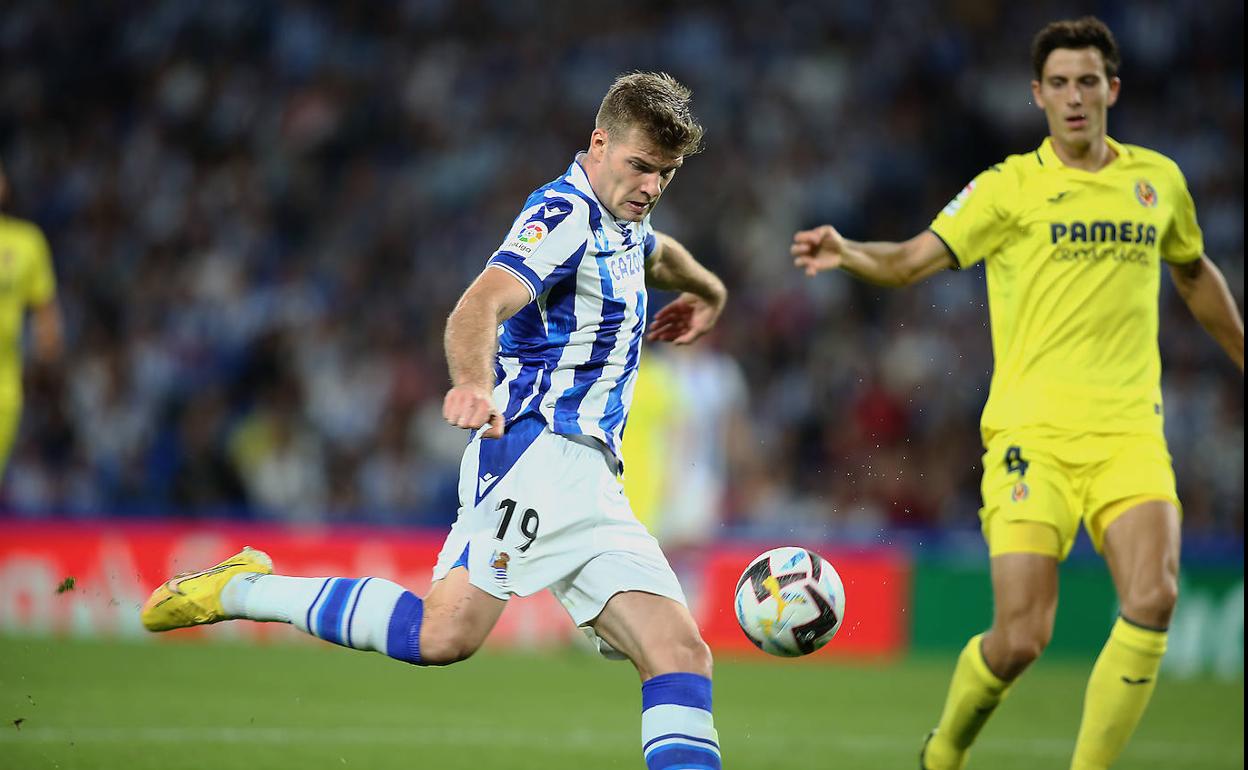 Sorloth se dispone a despiarar a puerta ante la mirada de Pau Torres. 