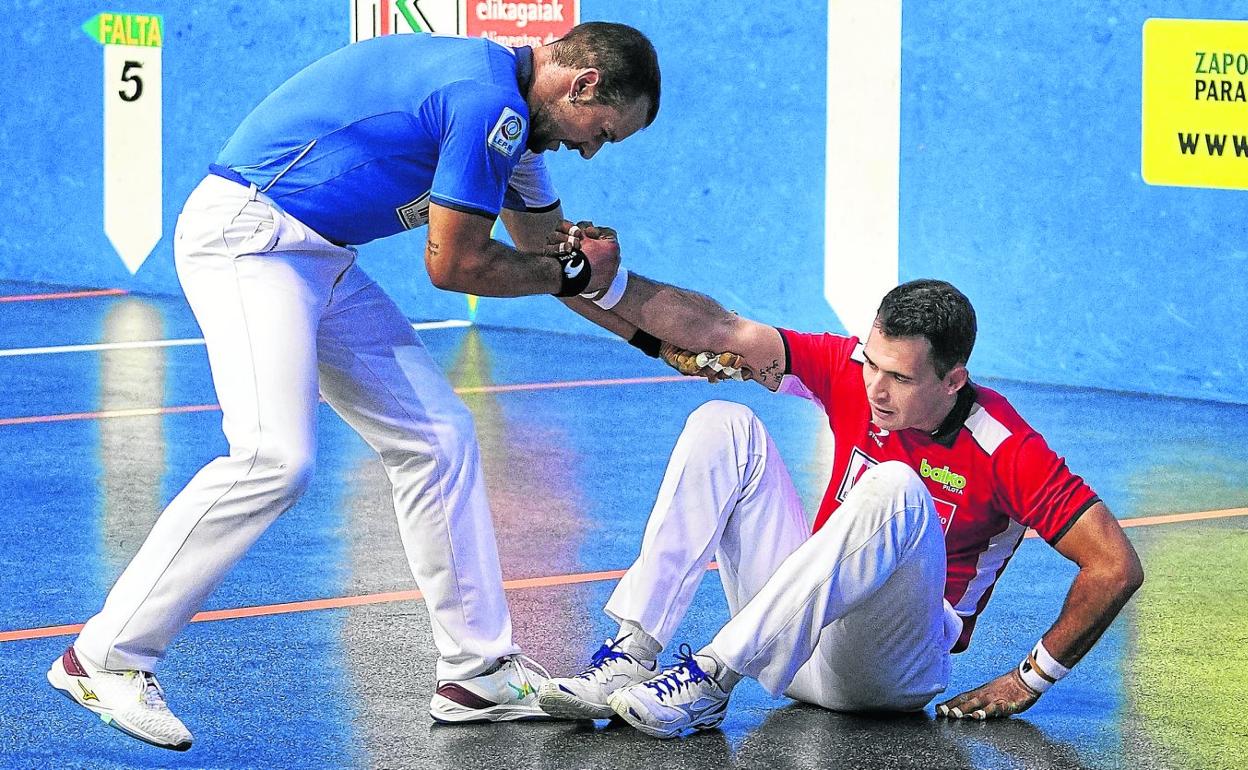 Elordi ayuda a Jaka a levantarse del suelo durante el encuentro de octavos del Cuatro y Medio disputado en Zalla. 