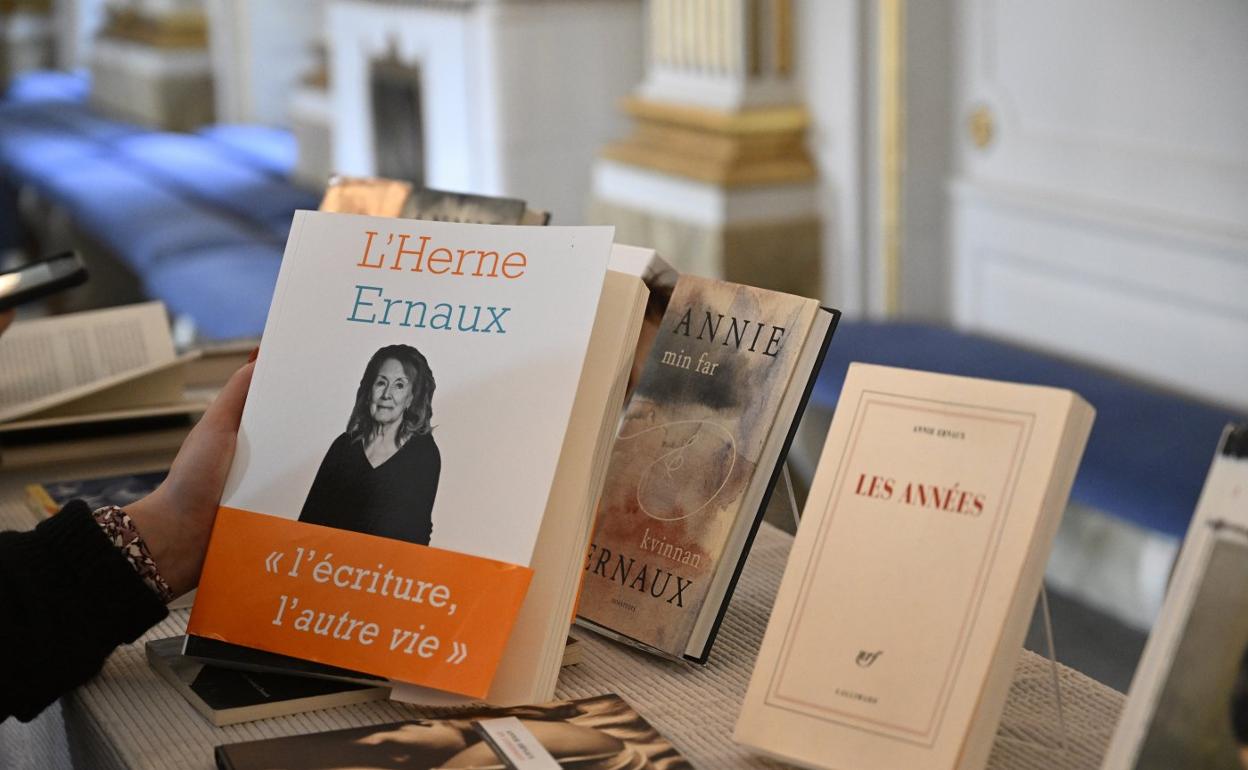 Libros de Annie Ernaux expuestos en la sede de la Academia sueca cuando se anunció su Nobel. 
