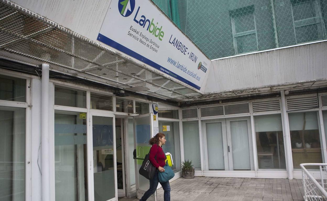 Una mujer sale de una oficia de Lanbide. 