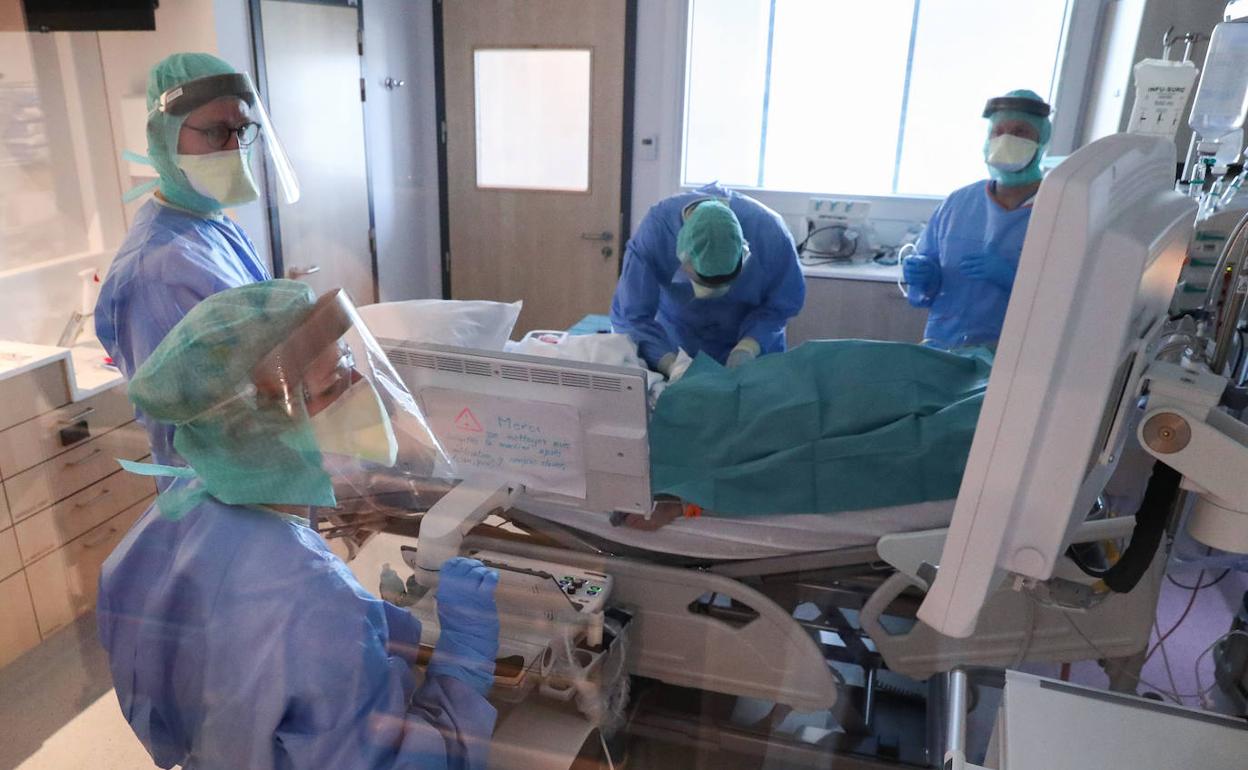 Cuatro sanitarios atienden a un paciente Covid. 