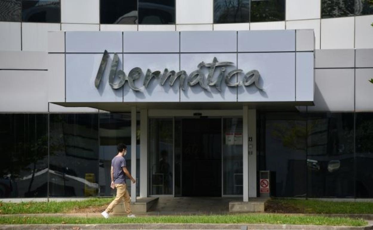 Un trabajador accede a la sede de Ibermática en Miramon, en Donostia. 