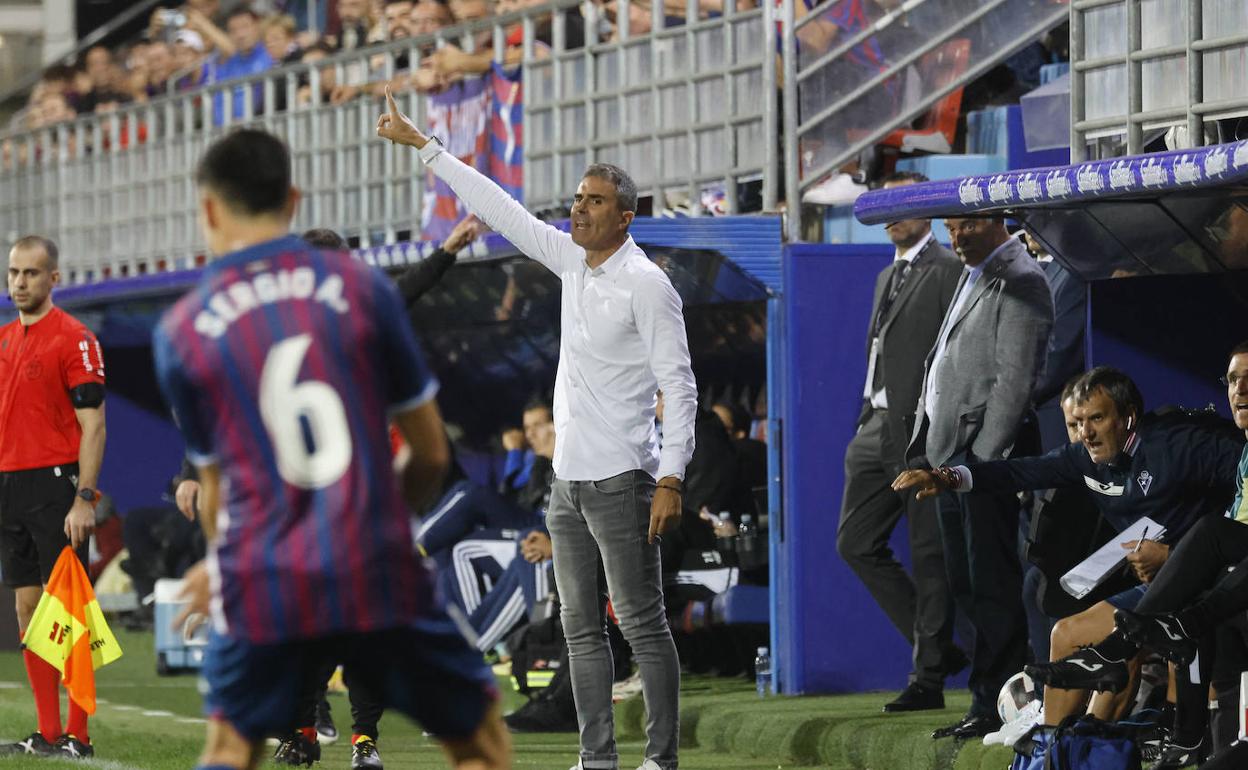 Gaizka Garitano dirige a al Eibar en Ipurua ante el Mirandés.