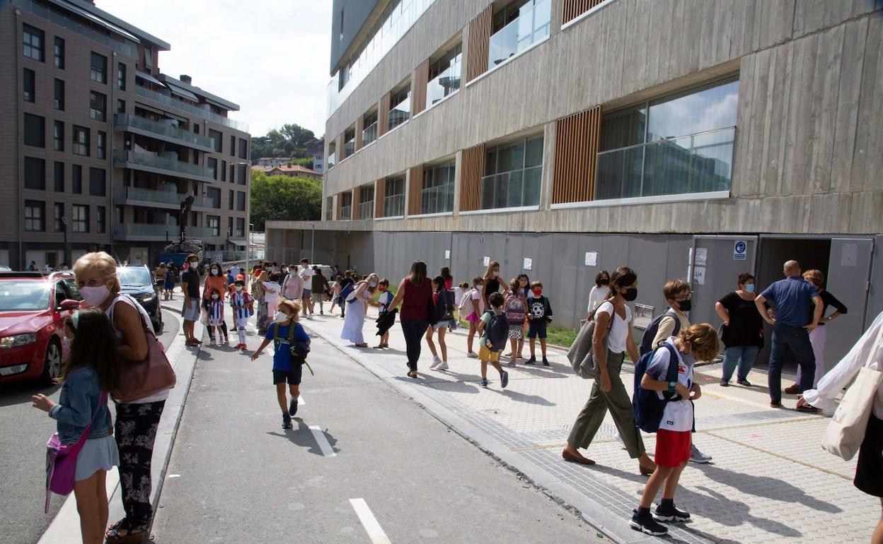 Padres y niños, a la entrada del colegio SUMMA de Donostia.