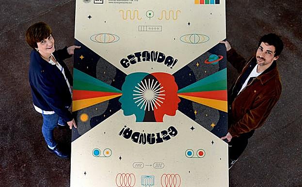 Nerea Mujika eta Ruben Ramos diseinatzailea, aurtengo kartelarekin. 