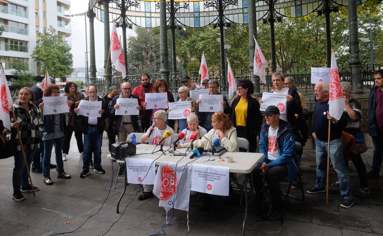 Concentración que la plataforma Stop Desahucios ha realizado este martes en el Boulevard donostiarra. 