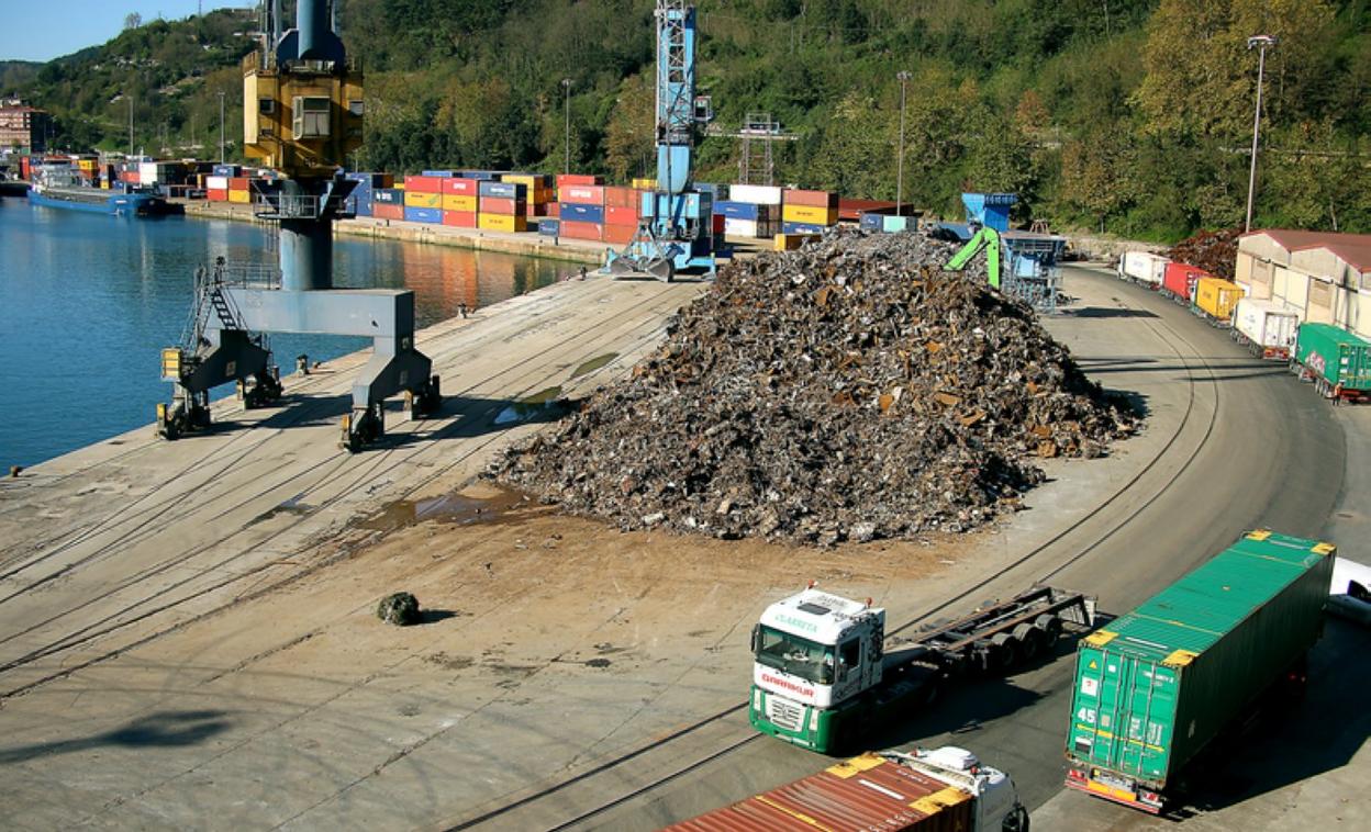 La actividad portuaria genera gran parte del ruido en Lezo. 