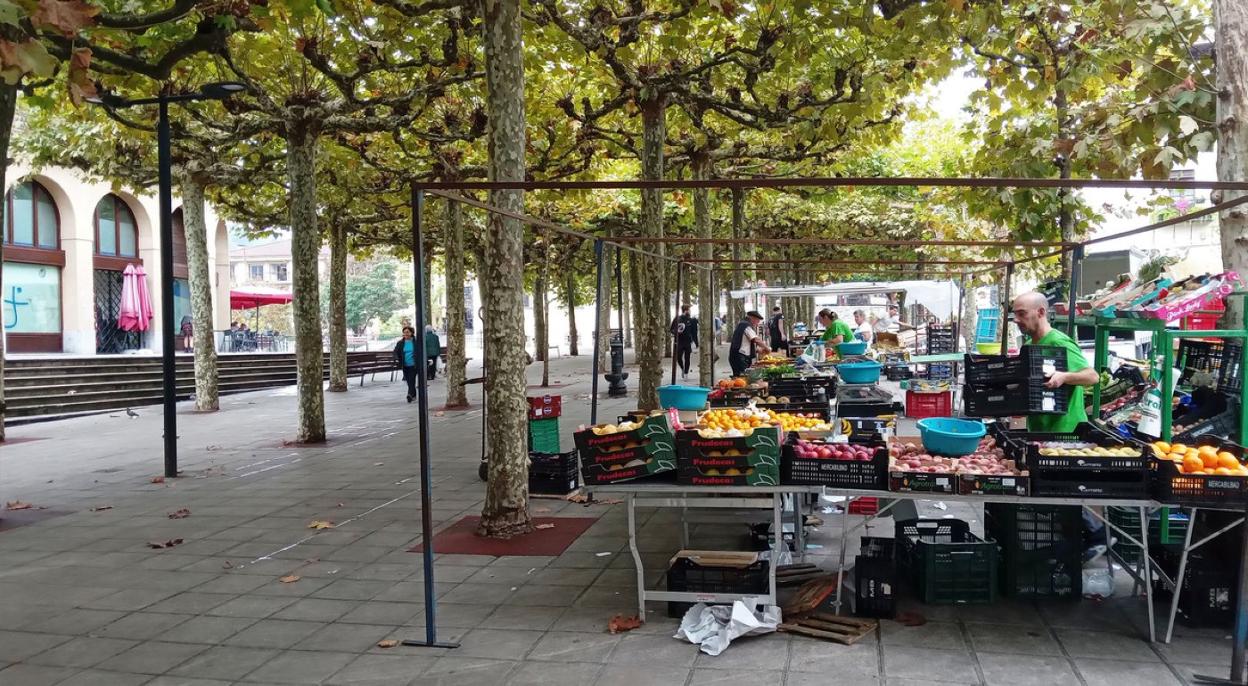 Ayer solo un par de fruteros acudieron a la cita con el mercado semanal adelantado al martes. 