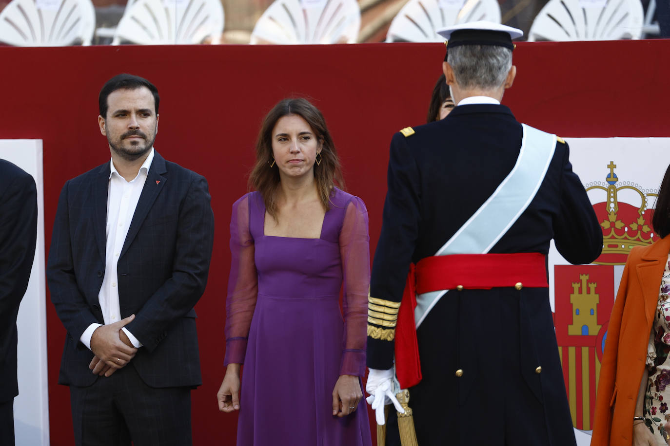 Los ministros de Unidas Podemos, Alberto Garzón e Irene Montero, antes de ser saludados por el Rey.