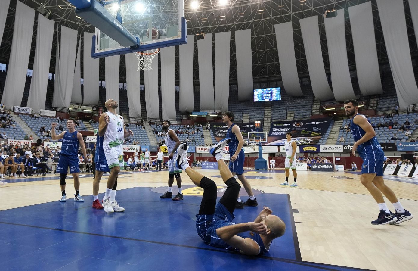 Fotos: Decepcionante estreno en casa