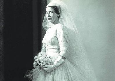 Imagen secundaria 1 - Una prueba en los salones de Balenciaga. El modisto fue famoso por sus trajes nupciales, sirva como ejemplo la fotografía de la donostiarra Clara Jiménez, maniquí y musa de Balenciaga, vestida para su propia boda. Los talleres de EISA. B. E. ocupaban toda la planta del primer piso de la Avenida 2. En la planta baja se estableciern Los Fabricantes Unidos.
