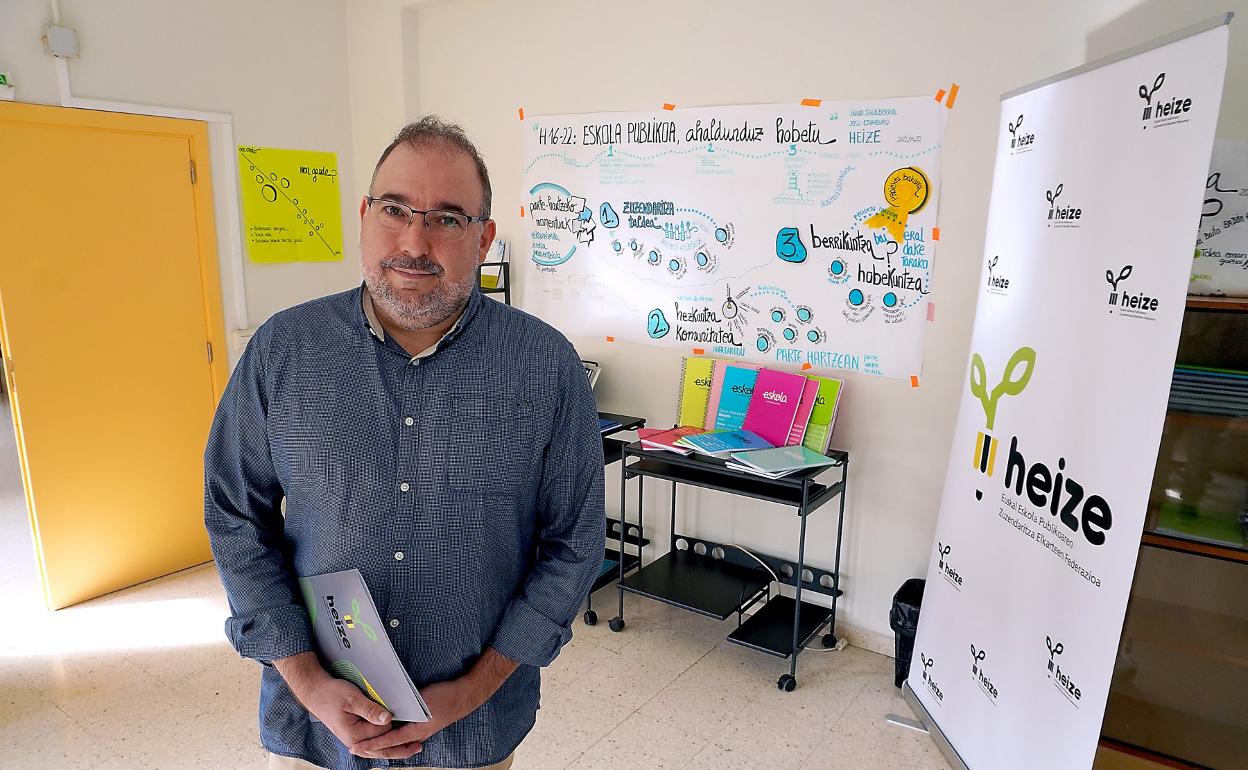 Iñigo Salaberria, en la sede de la federación Heize. 