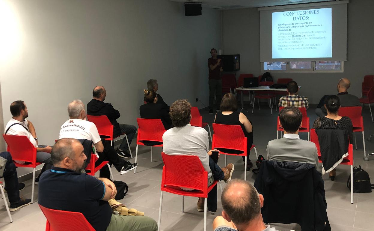 Representantes de los clubes de Irun reunidos con el delegado de Deportes en Palmera Montero.