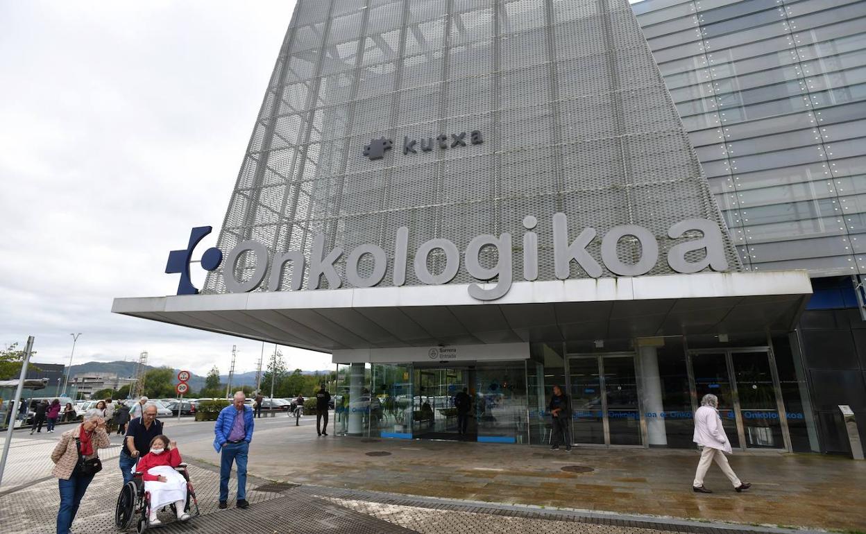 Un paciente y familiares este viernes en el exterior de Onkologikoa.