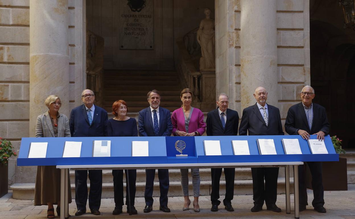 Los responsables de Planeta y el jurado del premio, con los manuscritos finalistas este viernes en Barcelona. 