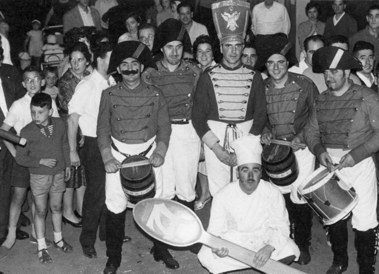 José Luis Kortabarria, Javier Mendieta, Luis Mª Maidagan, Javier Etxebarria y Juan Olalde en una de las primera tamborradas. 