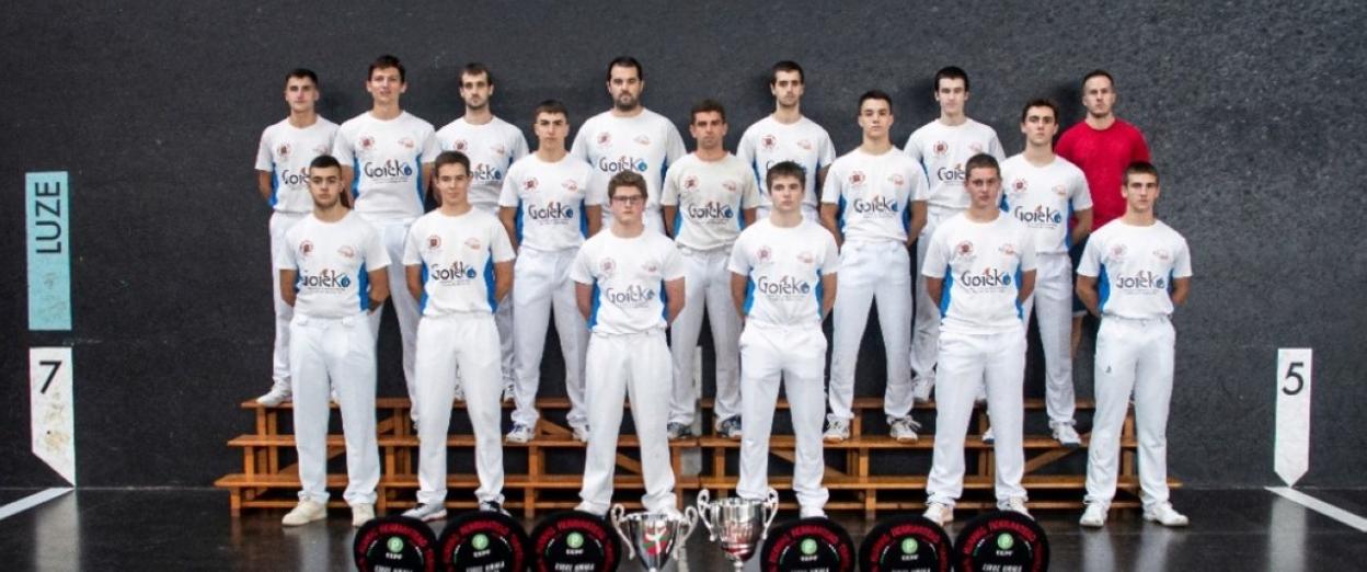 Oiartzun herria ordezkatu zuten pilotari txapeldunak. 