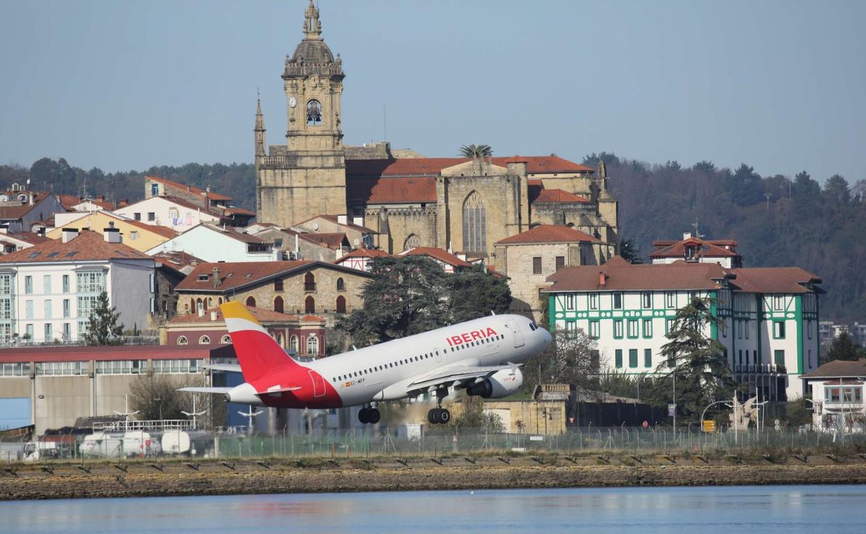 Un avión de Iberia despega del aeropuerto de Hondarribia. 
