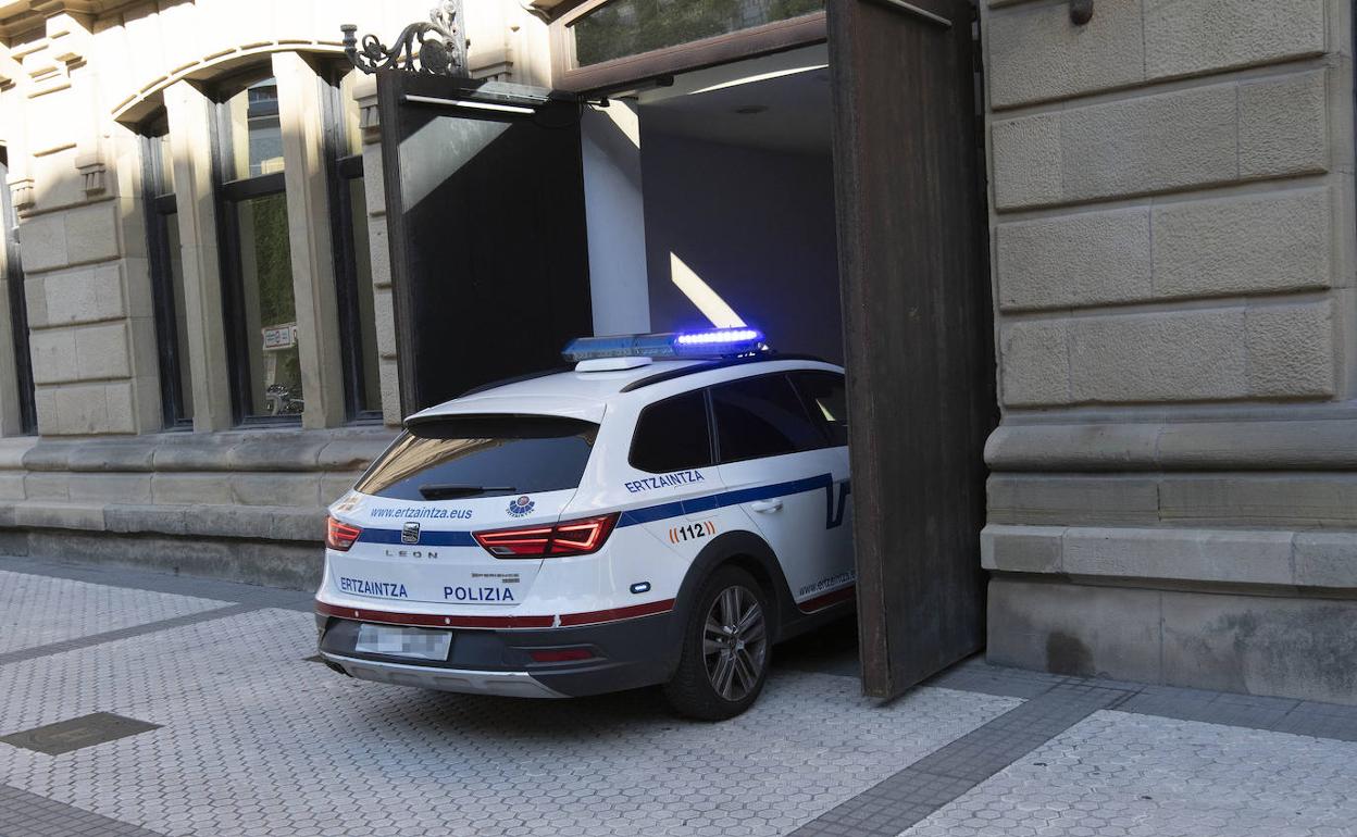 Un vehículo policial introduce a Cabezudo en la Audiencia de Gipuzkoa. 