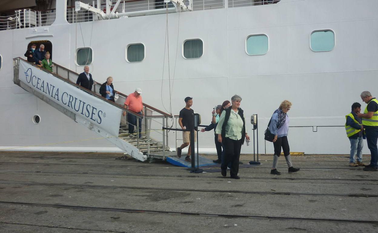 Pasajeros descendiendo del crucero.