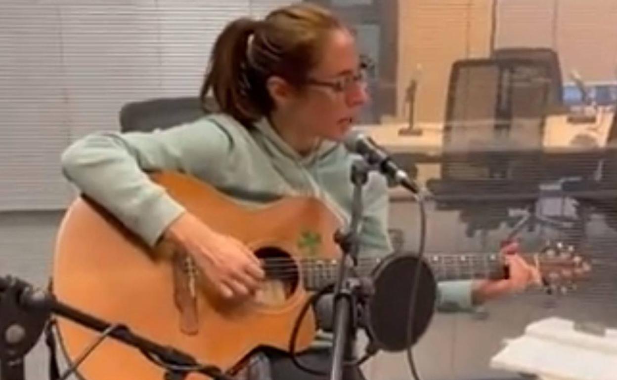 Maddalen Arzallus, en el momento en el que cantó un bertso dedicado a Ion Parot en el programa Faktoria de Euskadi Irratia. 