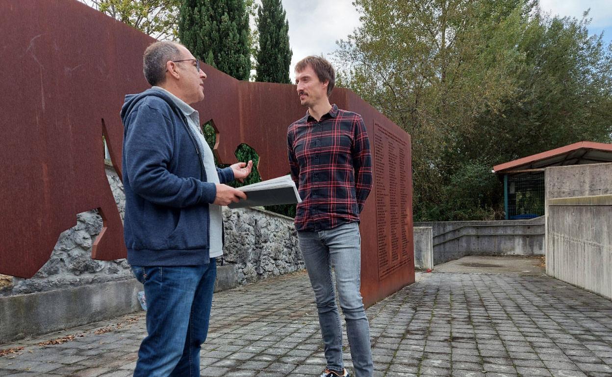 El responsable del Archivo Municipal, Txuso Gómez, junto al alcalde de Hernani, Xabier Lertxundi, en la presentación del homenaje.
