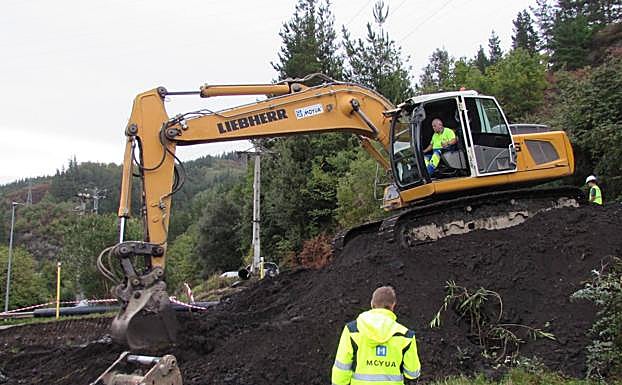 Imagen principal - La excavadora durante los trabajos para habilitar el 'by pass'.
