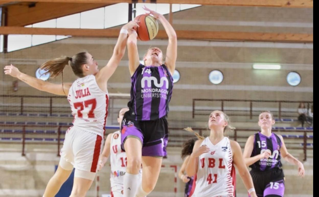 La chicas del Mondragon Unibertsitatea lograron estrenar el casillero de victorias en su tercer encuentro de la tamporada. 