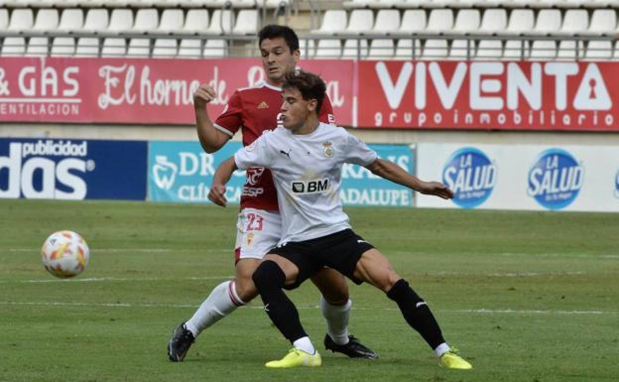 Un momento del partido entre el Real Murcia y el Real Unión.