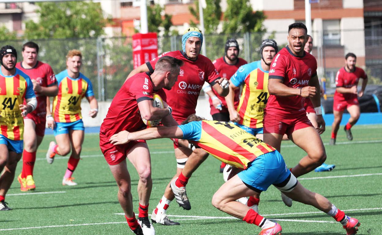 Malcolm-Kerr Till, uno de los nuevos fichajes, trata de zafarse del rival este domingo en Altamira. 