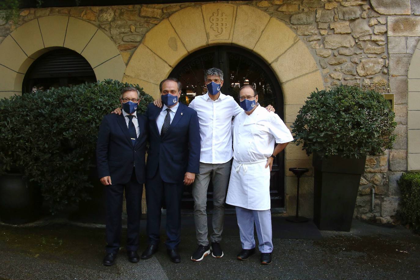 Imanol Alguacil y Jokin Aperribay, en la entrada del Zuberoa junto a Hilario Arbelaiz.