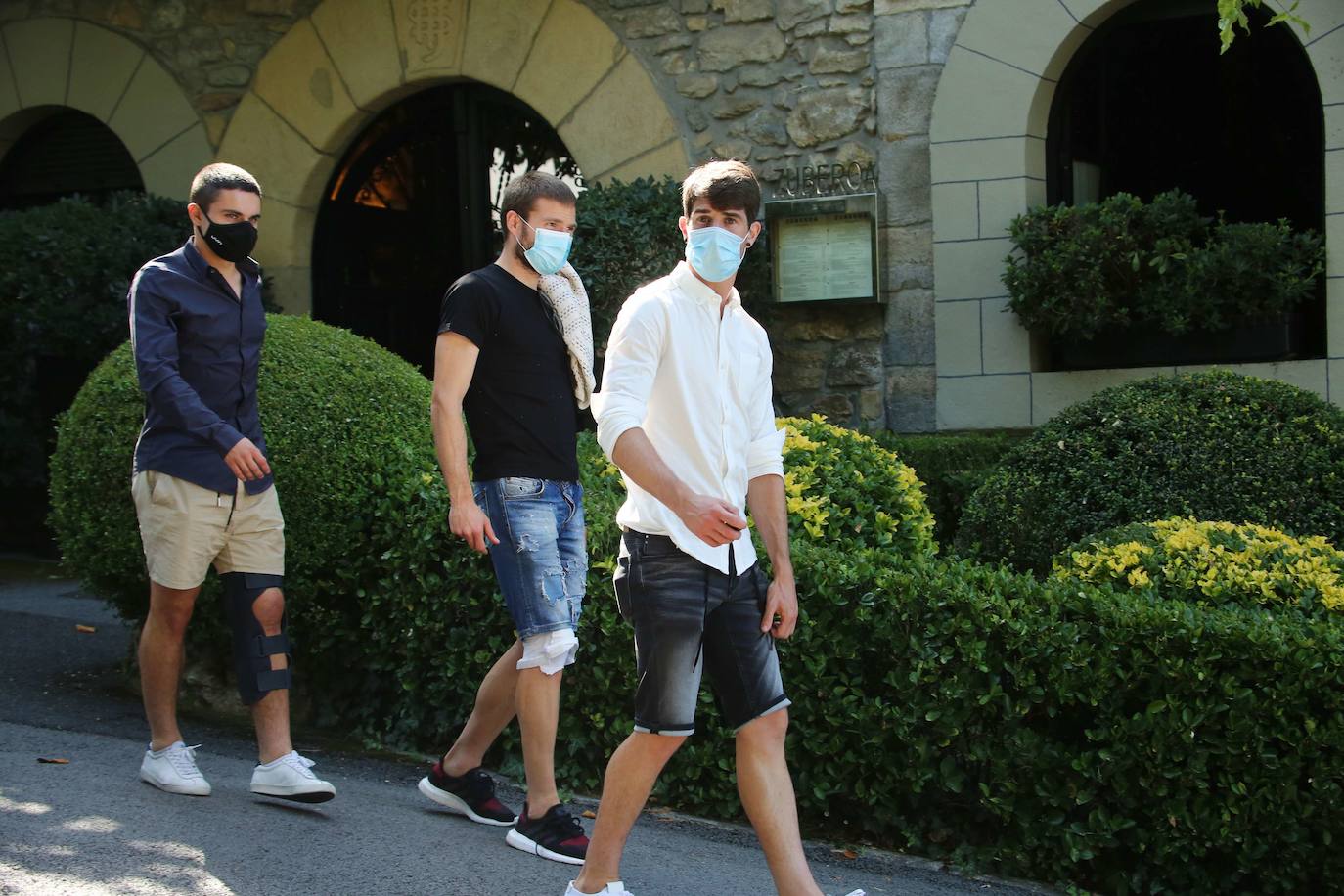 Sangalli, Ilarramendi y Aritz, a su llegada al restaurante en una comida de la Real Sociedad la pasada temporada.