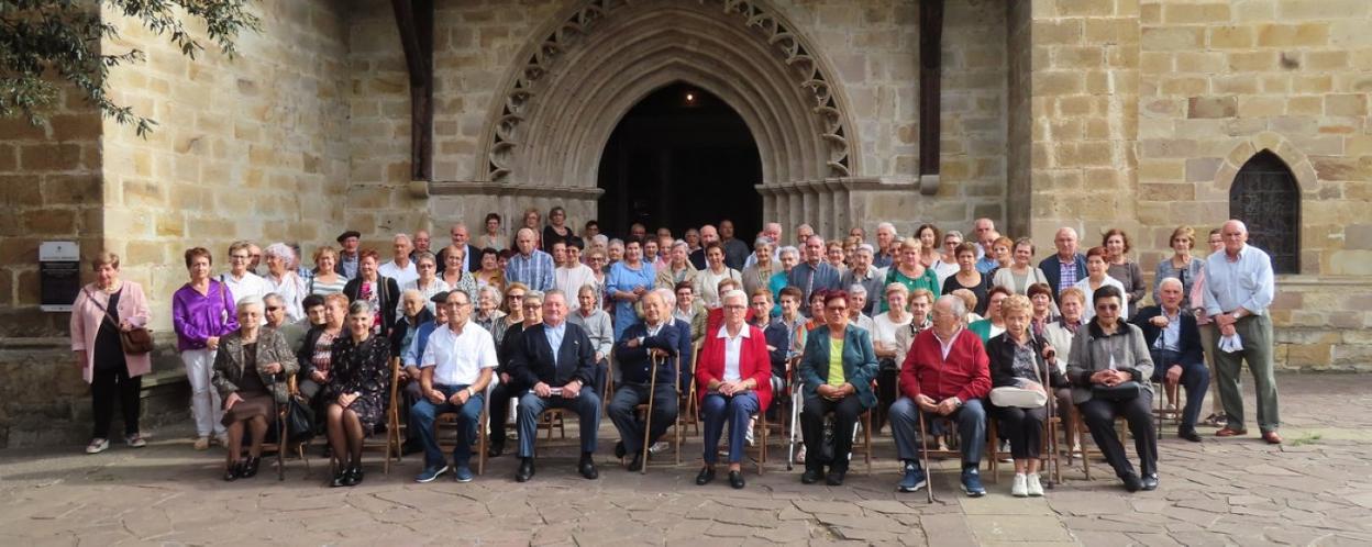 Los jubilados de Idiazabal posaron para el recuerdo a la salida de la misa del mediodía. 