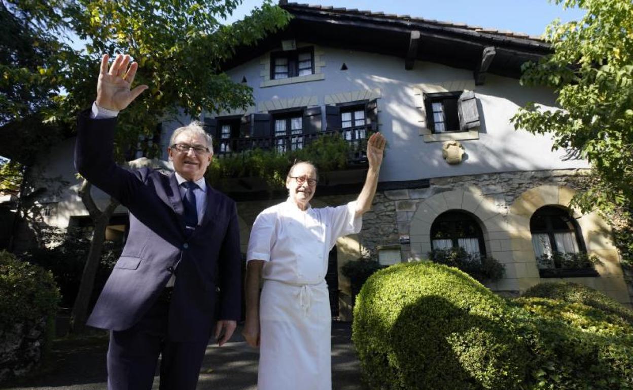 Hilario Arbelaitz frente a la entrada del Zuberoa