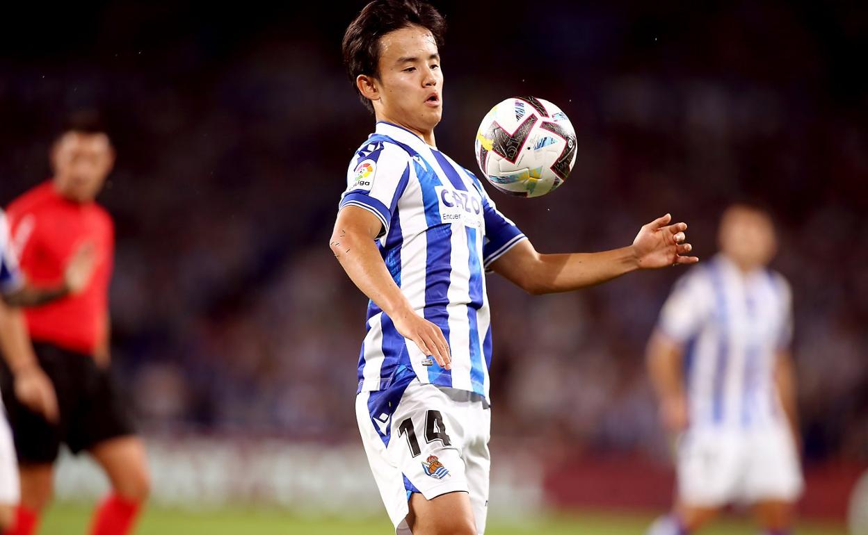 Kubo controla un balón con el pecho durante su activa actuación en el Reale Arena. 