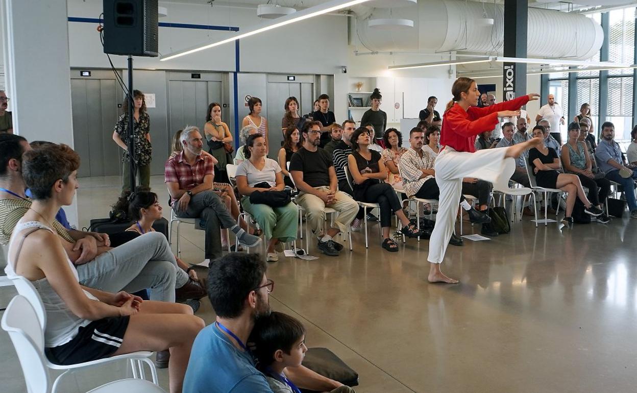 Oihana Vesga, durante su perfomance en Kutxa Kultur Plaza. 