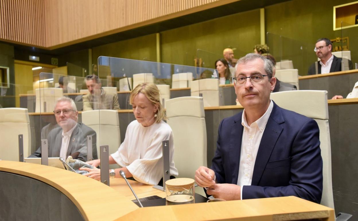 Markel Olano, junto a Eider Mendoza el 28 de septiembre durante el último pleno de Política General del actual diputado general. 