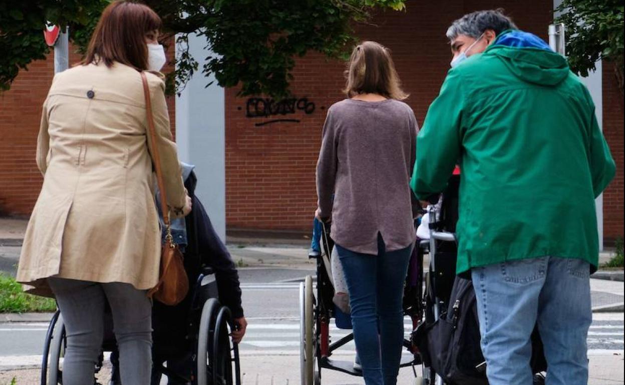 Familiares pasean a usuarios de la residencia de mayores Txara I en Donostia. 