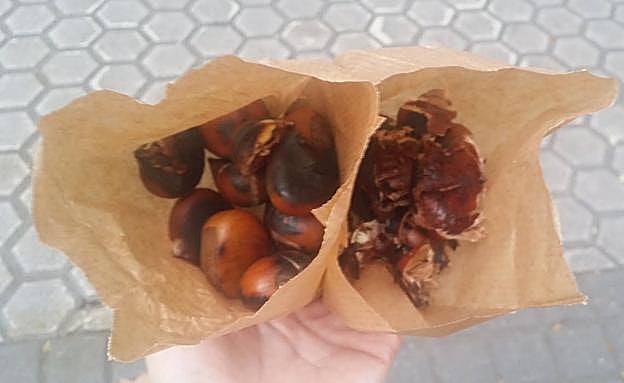 Las primeras castañas asadas de la temporada, con su bolsa para calentarlas en el microondas y guardar las cáscaras