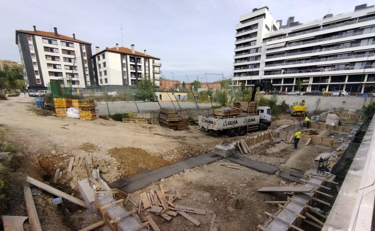 Como la obra del edificio no se inicia, el Ayuntamiento ha decidido construir las aceras alrededor de la casa. 